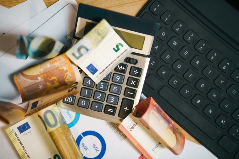 Taxe &eacute;meute : &agrave; quoi doivent s'attendre les Fran&ccedil;ais d&egrave;s le 1er janvier 2027 ? (Cr&eacute;dit Unsplash - photo Jakub Żerdzicki)