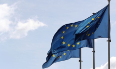 Des drapeaux de l'Union européenne devant le siège de la Commission européenne à Bruxelles