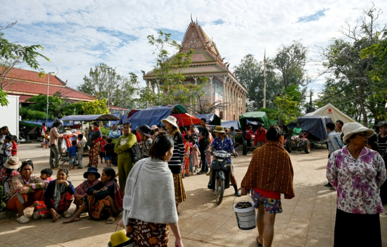 Des habitants déplacés par les combats dans un campement installé près d'une pagode le long de la frontière entre le Cambodge et la Thaïlande, dans la province de Siem Reap (Cambodge), le 11 décembre 2025 ( AFP / TANG CHHIN Sothy )