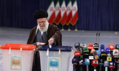 Le guide suprême de la Révolution iranienne, l'ayatollah Ali Khamenei vote lors des élections législatives à Téhéran