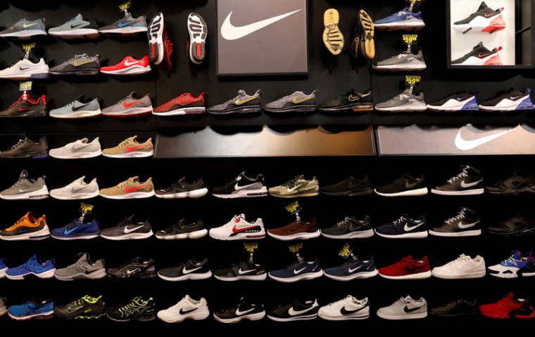 Des chaussures Nike sont exposées dans un magasin d'articles de sport à New York