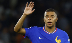 Kylian Mbappé après un match de l'équipe de France