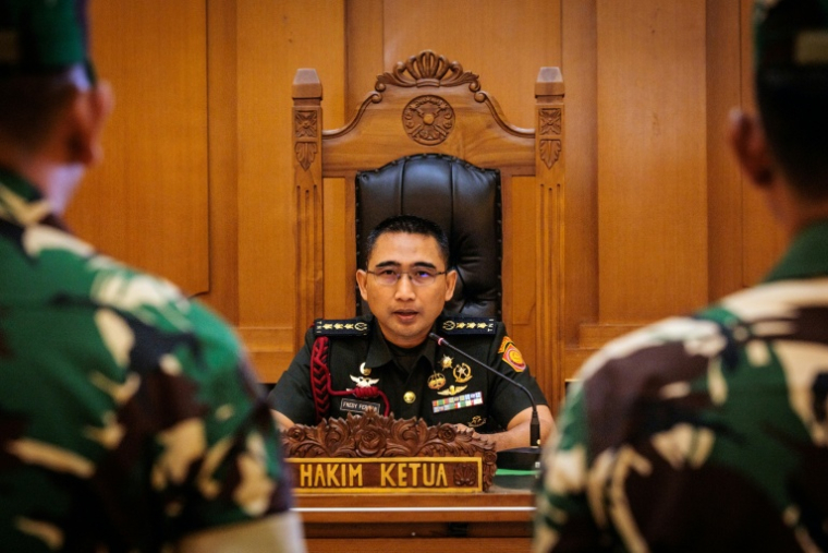 Le juge Fredy Ferdian Isnartanto devant les soldats indonésiens accusés d'avoir mené une attaque à l'acide contre un militant des droits humains, au tribunal militaire de Jakarta, le 10 juin 2026 ( AFP / Yasuyoshi Chiba )