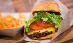 Les PFAS seraient omniprésents dans les emballages de fast-food utilisés en France, selon une nouvelle étude publiée le 4 août 2023 et menée par des chercheurs espagnols et Jacob de Boer, spécialiste néerlandais du sujet. ( GETTY IMAGES NORTH AMERICA / SCOTT OLSON )