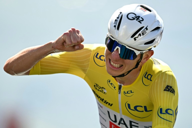 Tadej Pogacar encore vainqueur à l'arrivée de la 13e étape du Tour de France, un contre-la-montre en montée, le 18 juillet 2025 à l'altiport de Peyragudes ( AFP / Loic VENANCE )
