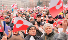 Des milliers de manifestants rassemblés à Copenhague pour dénoncer les ambitions territoriales de Donald Trump qui continue d'afficher son intention de s'emparer du Groenland, le 17 janvier 2026 ( Ritzau Scanpix / Emil Helms )