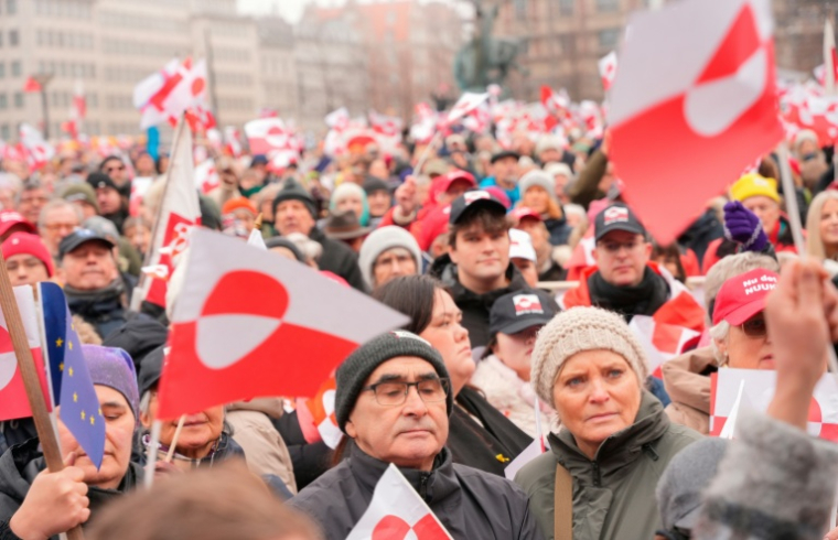 Des milliers de manifestants rassemblés à Copenhague pour dénoncer les ambitions territoriales de Donald Trump qui continue d'afficher son intention de s'emparer du Groenland, le 17 janvier 2026 ( Ritzau Scanpix / Emil Helms )
