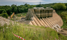 Des excavatrices à l'œuvre lors de la démolition du barrage de Vezins, à Isigny-le-Buat,  le 8 août 2019.  ( AFP / LOU BENOIST )