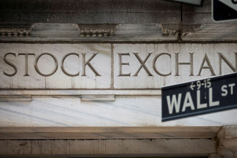 PHOTO DE FICHIER : L'entrée de la rue Wall à la Bourse de New York à New York