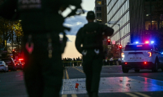 Des policiers américains sécurisent une zone après une attaque contre des militaires de la Garde nationale, le 26 novembre 2025 à Washington ( AFP / Brendan SMIALOWSKI )