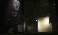 Une page du manuscrit de l'Appel du 18 juin exposé, mais pas à vendre, à la maison d'enchères Artcurial qui s'occupait de la succession du fils aîné de Charles de Gaulle, le 6 décembre 2024 à Paris  ( AFP / Grégoire CAMPIONE )