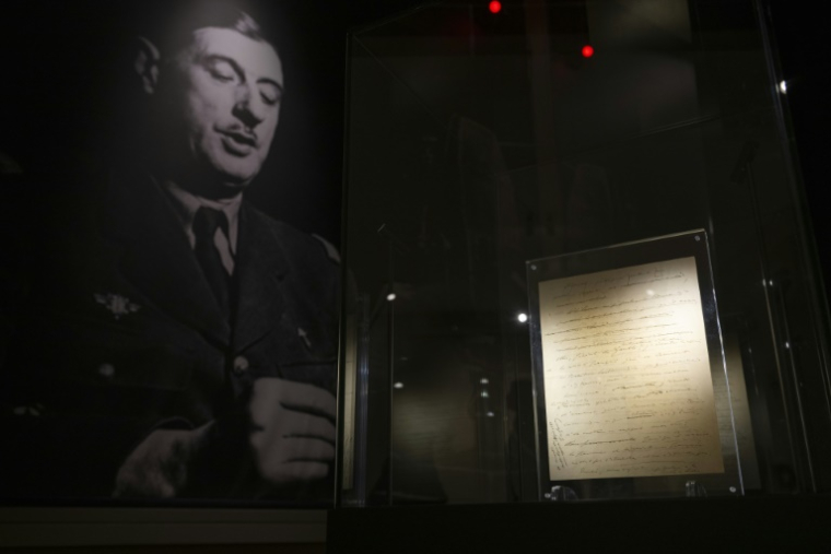 Une page du manuscrit de l'Appel du 18 juin exposé, mais pas à vendre, à la maison d'enchères Artcurial qui s'occupait de la succession du fils aîné de Charles de Gaulle, le 6 décembre 2024 à Paris ( AFP / Grégoire CAMPIONE )