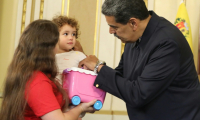 Le président vénézuélien Nicolas Maduro avec la petite Maikelys et sa mère au palais présidentiel Miraflores à Caracas, le 14 mai 2025 ( Presidencia de Venezuela / Zurimac Campos )