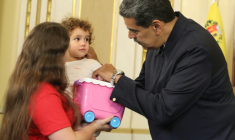 Le président vénézuélien Nicolas Maduro avec la petite Maikelys et sa mère au palais présidentiel Miraflores à Caracas, le 14 mai 2025 ( Presidencia de Venezuela / Zurimac Campos )