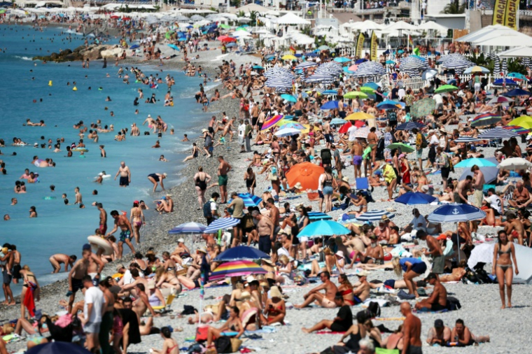 La plage devant la promenade des Anglais à Nice le 14 juillet 2025 ( AFP / Valery HACHE )