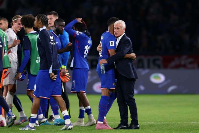 Le sélectionneur des Bleus Didier Deschamps enlace son capitaine Kylian Mbappe à la fin du match contre l'Islande, en qualification au Mondial-2026, le 9 septembre 2025 au Parc des Princes ( AFP / FRANCK FIFE )