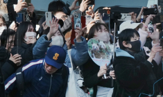 Des admirateurs disent au revoir à un camion dont ils pensent qu'il transporte les pandas jumeaux au moment de leur départ du zoo de Ueno à Tokyo, le 27 janvier 2026 ( AFP / Kazuhiro NOGI )
