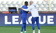 Zinédine Zidane discute avec Ousmane Dembélé, qi sera capitaine contre la Belgique, à l'entraînement des Bleus le 27 septembre 2026 au stade Roi-Baudouin à Bruxelles ( AFP / FRANCK FIFE )