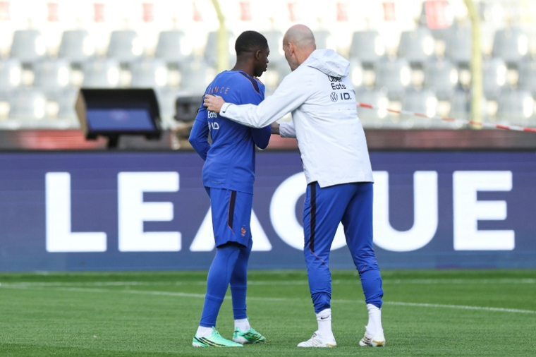 Zinédine Zidane discute avec Ousmane Dembélé, qi sera capitaine contre la Belgique, à l'entraînement des Bleus le 27 septembre 2026 au stade Roi-Baudouin à Bruxelles ( AFP / FRANCK FIFE )