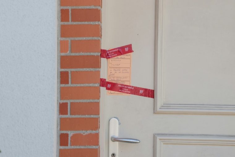 Un scellé de police sur la porte de la maison où une fillette de cinq ans a été retrouvée morte à Blois, le 22 septembre 2026 dans le Loir-et-Cher ( AFP / Alain JOCARD )