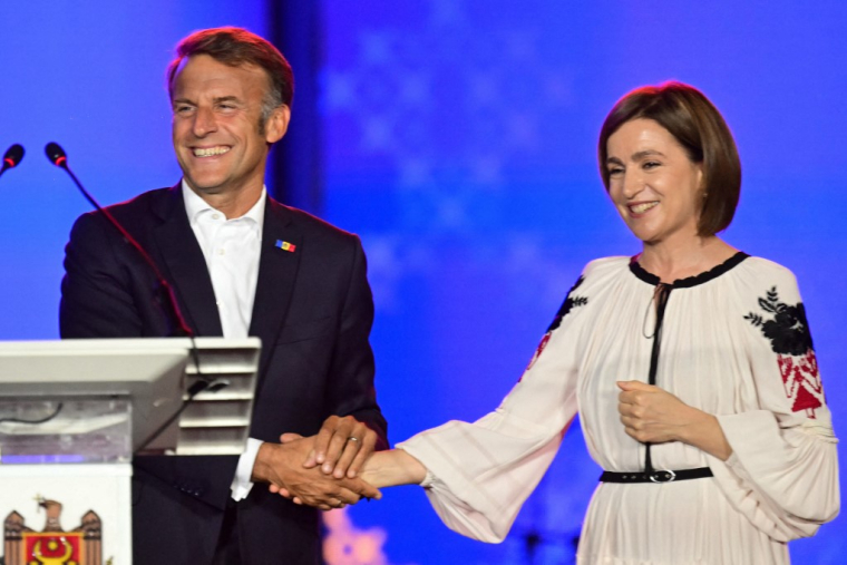 Emmanuel Macron et la présidente moldave, Maia Sandu, à Chisinau, en Moldavie, le 27 août 2025. ( AFP / DANIEL MIHAILESCU )