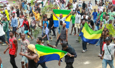 Des personnes manifestant leur soutien aux putschistes dans les rues de Libreville, au Gabon