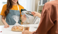 (Crédits photo : Adobe Stock - Homme payant son pain à la boulangerie avec sa carte bancaire en sans contact)