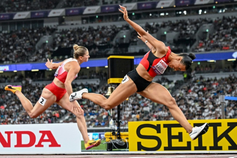 L'athlète suisse Ditaji Kambundji s'impose en finale du 100 m haies féminin lors des Championnats du monde d'athlétisme, à Tokyo, le 15 septembre 2025 ( AFP / Jewel SAMAD )