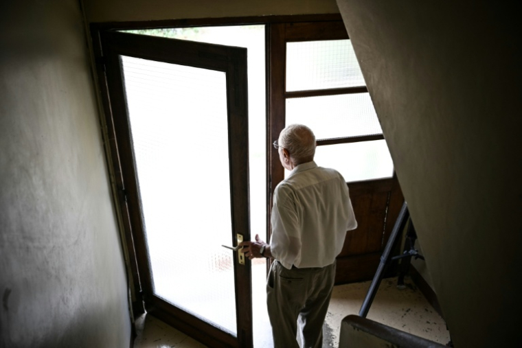Selon le dernier baromètre en septembre 2025 des Petits frères des pauvres, "l'isolement extrême" des seniors a "explosé" en France ( AFP / Lou BENOIST )