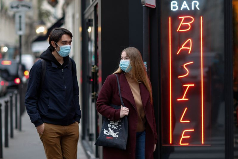 FACE AU COUVRE-FEU À PARIS, LE SENTIMENT D'INJUSTICE DE LA JEUNESSE
