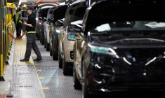 Un membre du personnel travaille sur la chaîne de production dans l'usine de Jaguar Land Rover à Solihull