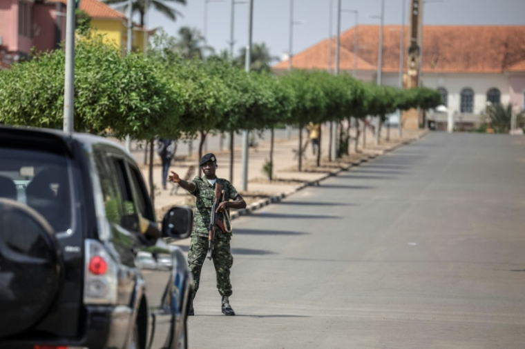 Un soldat arrête un véhicule près du palais présidentiel à Bissau, le 26 novembre 2025 en Guinée-Bissau ( AFP / Patrick MEINHARDT )