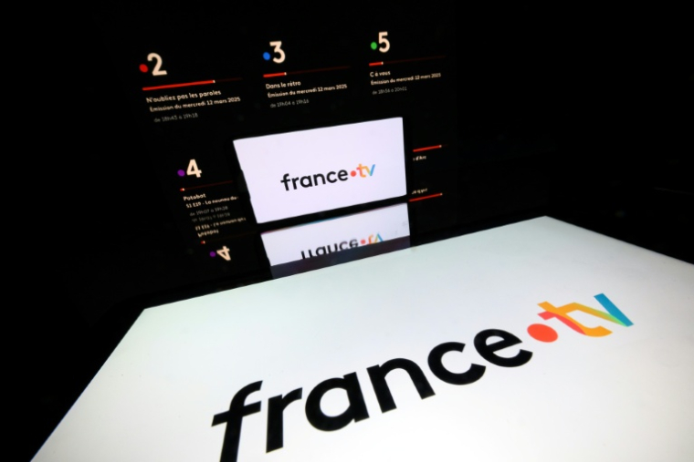 Logos du groupe France Télévisions et de ses chaînes, le 12 mars 2025 à Toulouse ( AFP / Lionel BONAVENTURE )