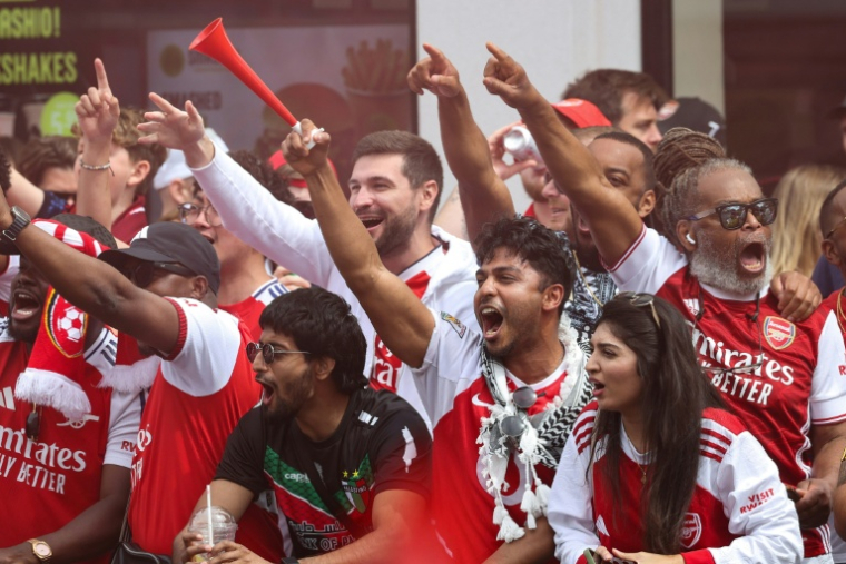 Des supporters d'Arsenal réunis au lendemain de la défaite de leur équipe en finale de la Ligue des champions face au Paris SG, le 31 mai 2026 à Londres ( AFP / Toby Shepheard )