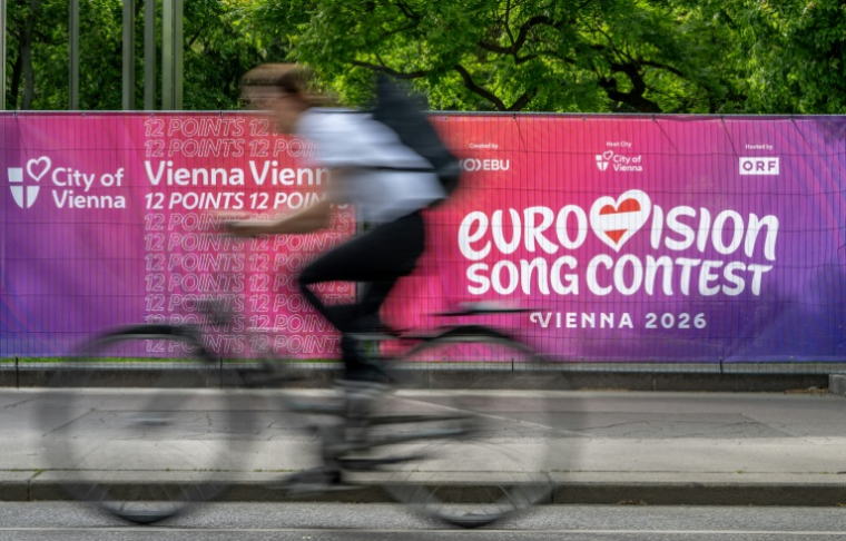 Un cycliste passe devant une zone réservée aux fans de l'Eurovision à Vienne, en Autriche, le 6 mai 2026 ( AFP / Joe Klamar )