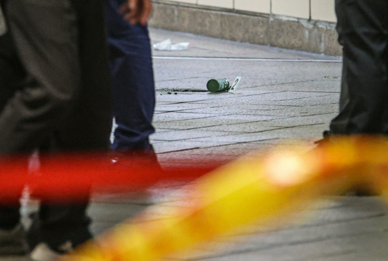 Photo prise par l'agence de presse taïwanaise CNA d'une grenade fumigène après les attaques du 19 décembre 2025 dans le métro de Taipei ( Central News Agency (CNA) / CHENG CHING-YUAN )