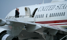 Le président américain Donald Trump montant à bord d'Air Force One à l'aéroport d'Oakland County International (Michigan), le 27 juillet 2026 ( AFP / Brendan SMIALOWSKI )