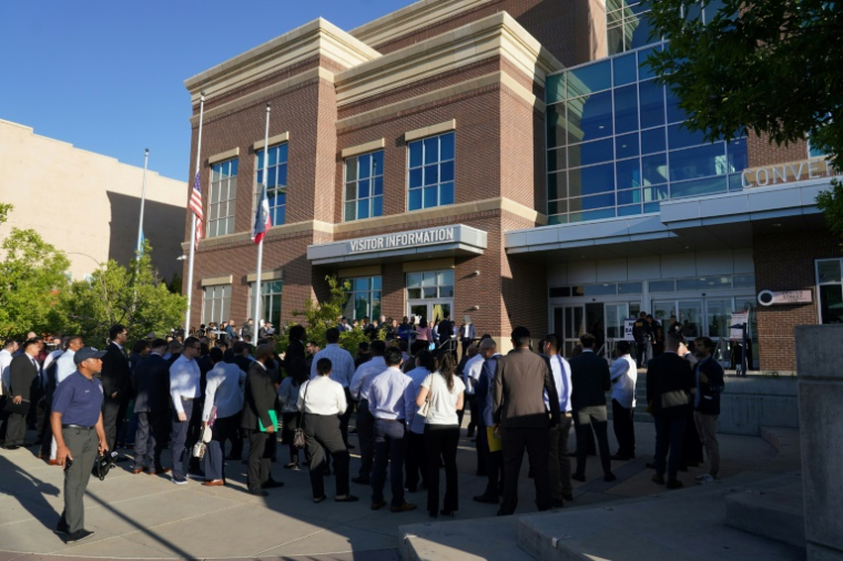 Des candidats font la queue pour un événement organisé par le ministère américain de la Sécurité intérieure, où la police de l'immigration (ICE) recrute, à Provo, dans l'Utah, le 15 septembre 2025 ( AFP / GEORGE FREY )