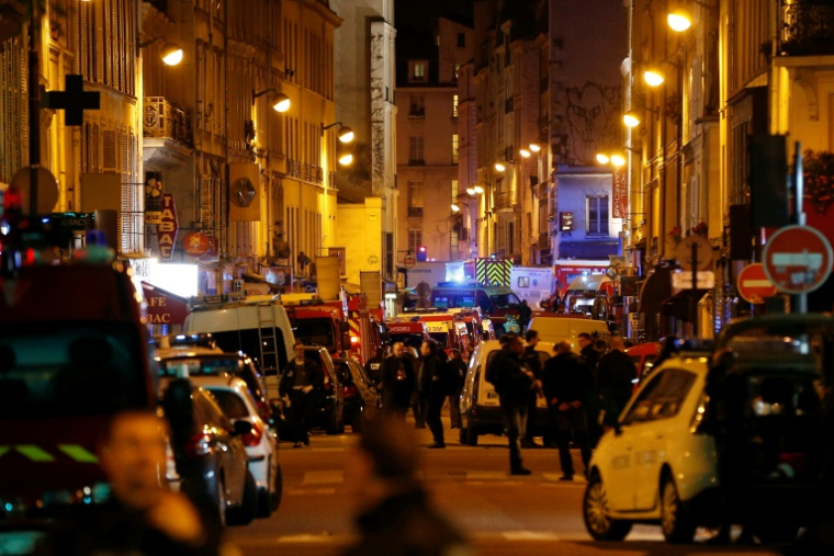 Des forces de police, des pompiers et des secouristes sécurisent les abords du Bataclan, dans le centre de Paris, le 14 novembre 2015 après un attentat dans la salle de concert ( AFP / FRANCOIS GUILLOT )