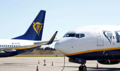 RYANAIR RATE SON OBJECTIF ET PRÉVOIT UNE CHARGE DE 300 MILLIONS D'EUROS