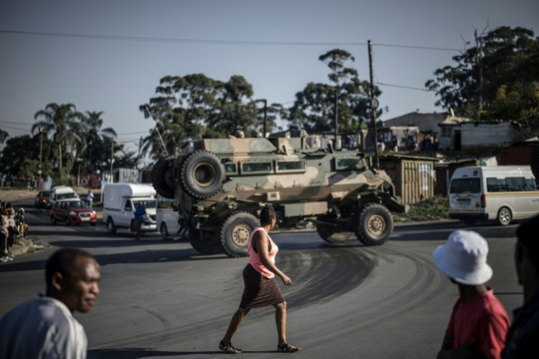 Des membres des Forces de défense nationale sud-africaines (SANDF) en patrouille dans une zone pillée à Durban, le 1er juillet 2026 en Afrique du Sud ( AFP / MARCO LONGARI )