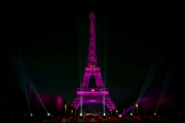 La Tour Eiffel est illuminée en rose, le 30 septembre 2025 pour marquer le début du mois d'octobre rose, opération destinée au depistage du cancer du sein ( AFP / Anna KURTH )