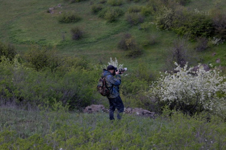 Viktor Sevidov photographie des oiseaux à Kryvyï Rig, le 22 avril 2026 en Ukraine ( AFP / Tetiana DZHAFAROVA )