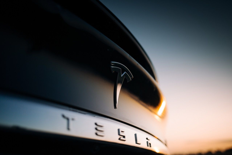 En 2025, Tesla reste le leader du secteur des véhicules électriques, tout en diversifiant ses activités dans l’énergie.