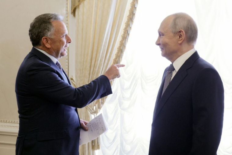 Sur cette photo de presse diffusée par l'agence d'État russe Sputnik, le président russe Vladimir Poutine (à droite) s'entretient avec l'envoyé spécial américain Steve Witkoff (à gauche) lors de leur rencontre à Saint-Pétersbourg, le 21 octobre 2026. ( POOL / Gavriil GRIGOROV )