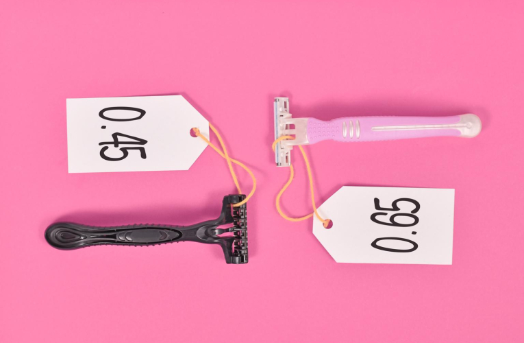 Les produits d’hygiène peuvent peser dans le budget et les écarts de prix sont parfois surprenants. ( crédit photo : Getty Images/imageBROKER RF )