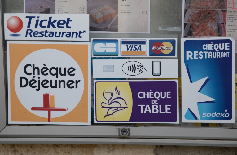 Peut-on utiliser ses tickets restaurant en vacances ? ( Crédits photo: ©  OceanProd - stock.adobe.com)