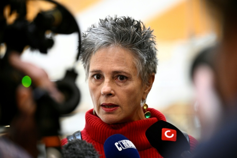 L'actrice Anouk Grinberg à son arrivée au tribunal de Paris pour le procès de Gérard Depardieu, le 24 mars 2025 ( AFP / JULIEN DE ROSA )