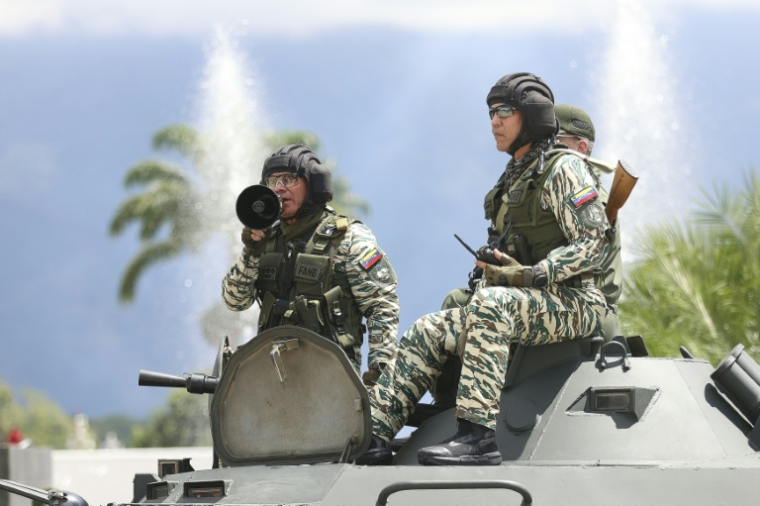 Le ministre vénézuélien de la Défense, Vladimir Padrino Lopez, s'exprime à l'aide d'un mégaphone depuis un char de l'armée vénézuélienne après un exercice militaire, sur une autoroute à Caracas, le 20 septembre 2025 ( AFP / Pedro MATTEY )