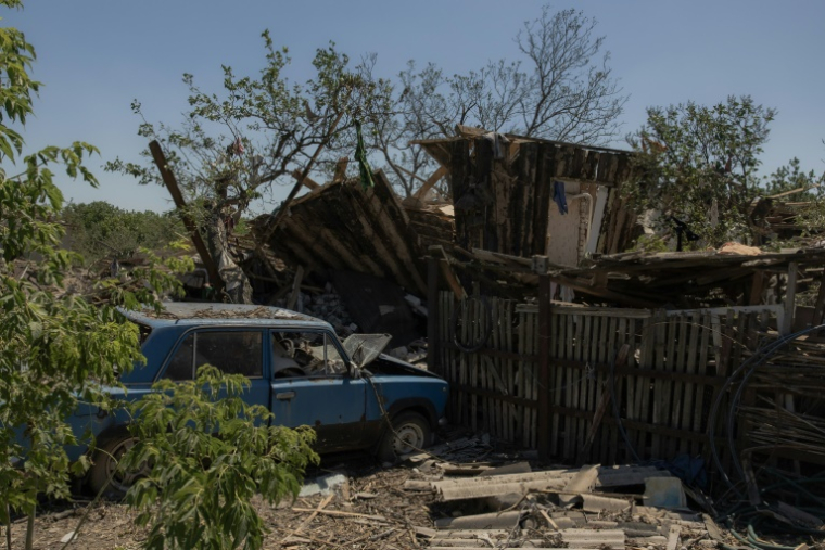 Une maison et une voiture détruites par un bombardement à Mezhova, en Ukraine, le 9 juillet 2025 ( AFP / Roman PILIPEY )
